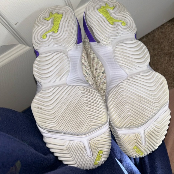 LeBron 16 basketball shoes - Picture 5 of 5